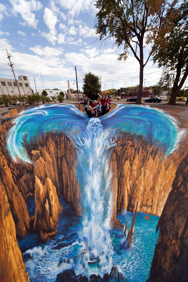 Pintura callejera de ave fenix de agua.